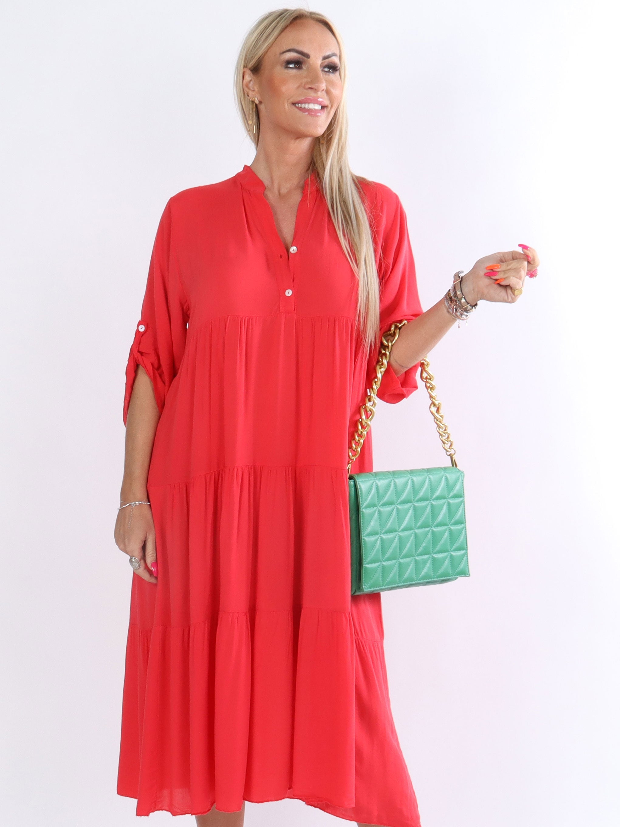 Jenna - Enkel klänning i lager på lager med knappar på bröstet